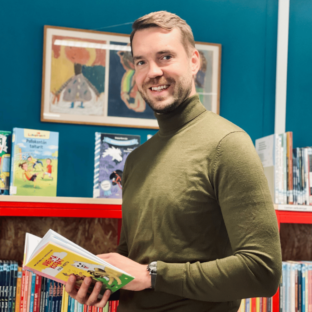 Jouni Ovaska kirjastossa.